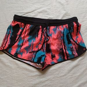 Fabletics Carrie color pattern shorts Large